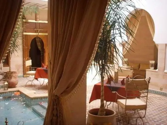 Riad Schanez - Lobi