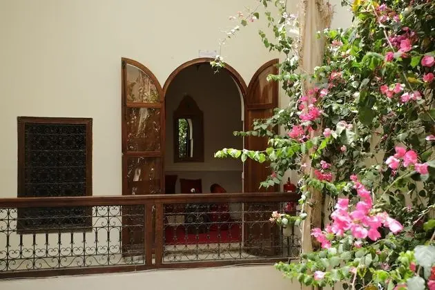 Riad White Flowers