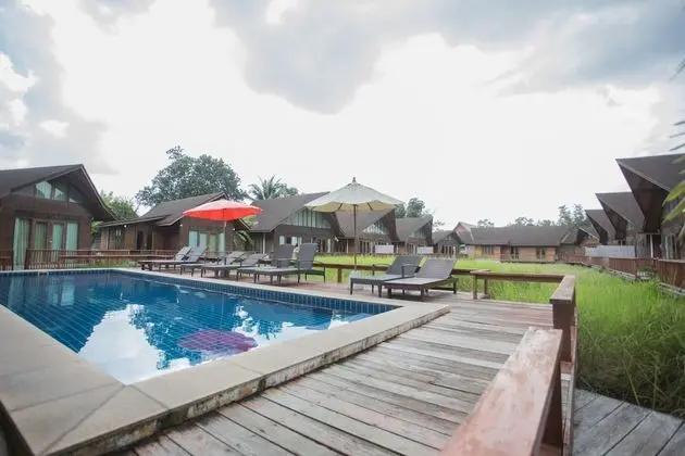 Rice Farm Villa Suratthani - Havuz