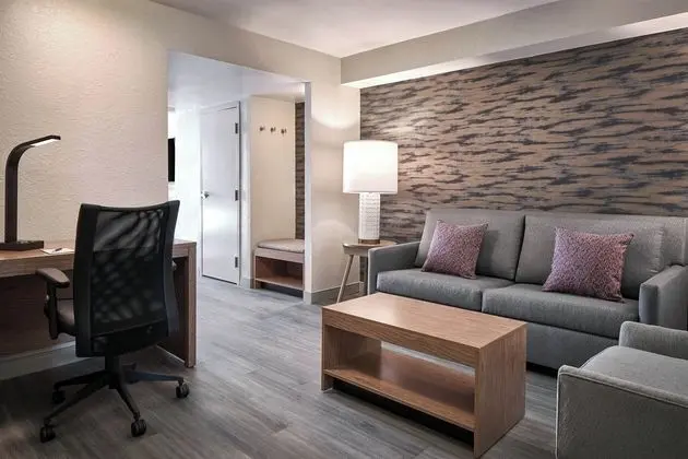 Richmond Airport Hotel - 1
