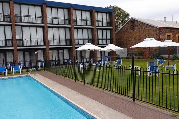 Richmond Henty Hotel - Havuz