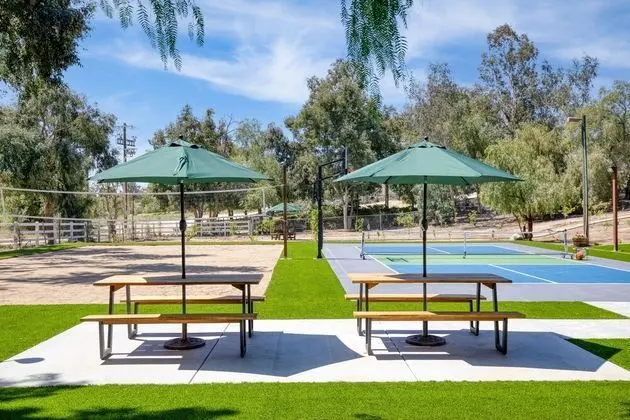 The Riesling Retreat by Avantstay Estate w/ Pool, Hottub, Putting Green & Pickle Ball Court! - İç Mekan