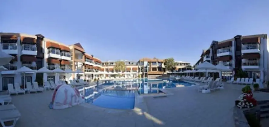 Risa Hotel - Dış Mekan