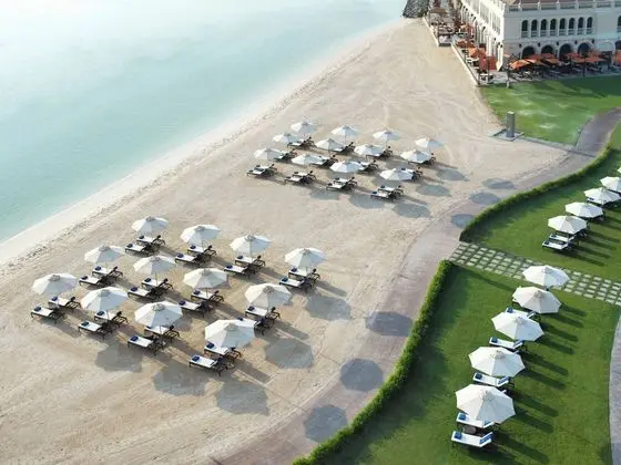 The Ritz-Carlton Abu Dhabi, Grand Canal - Plaj