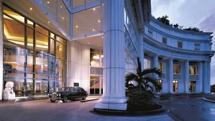The Ritz-Carlton Jakarta, Mega Kuningan