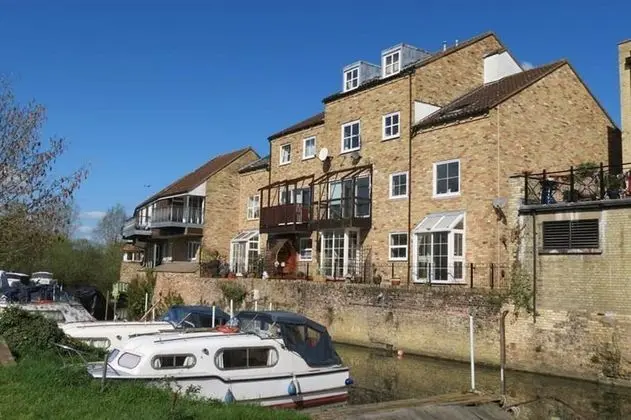 River Courtyard Apartment In The Heart Of
