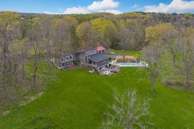 River Lodge by Avantstay 11 BR Historic Estate w/ Pool & Views of Hudson! - İç Mekan