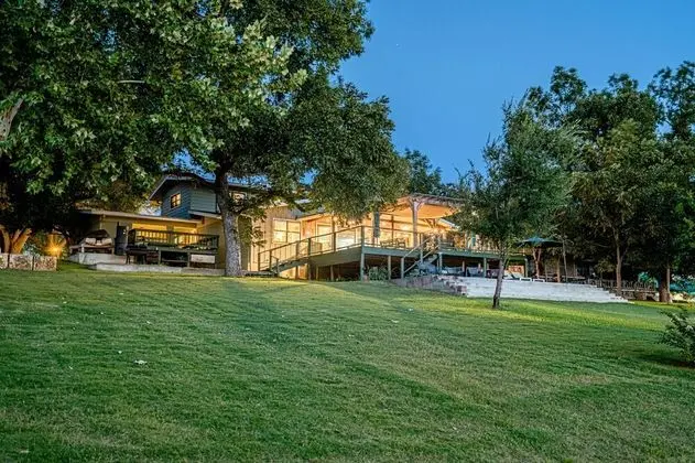 River Oaks Oasis
