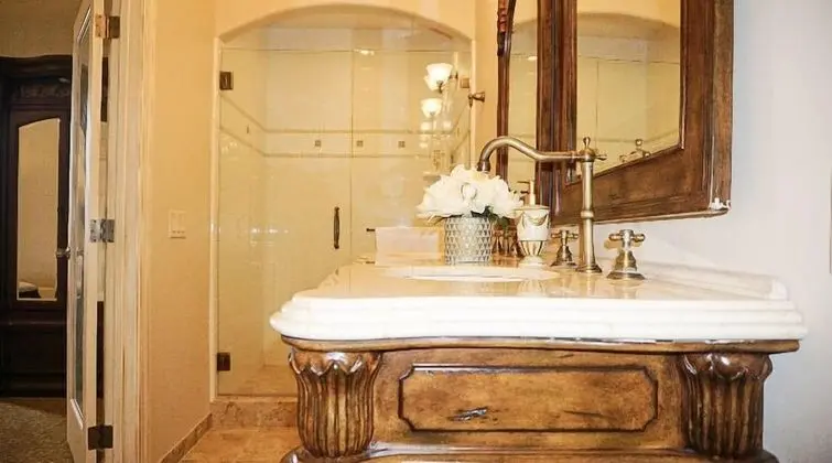 River Rd. Mansion - Oda