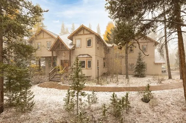 River Rock by Avantstay 8 Bedroom Ski Estate w/ Hot Tub & Movie Theatre 10 Min Walk to Mtn