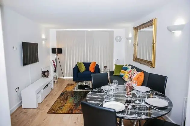 Riverside 2 Bed Apartment - Oda Düzeni