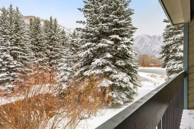 Riverside Condos A103 by Avantstay Condo Close To Downtown, Town Park & Ski Lift #8