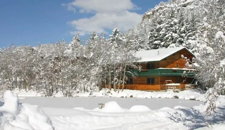Riverside Lodge & Retreat