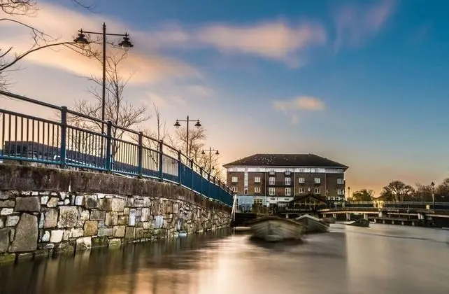 Riverside Hotel - Dış Mekan