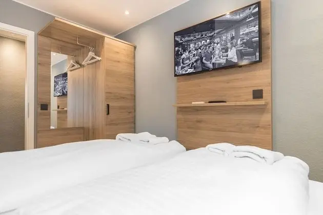 Riverview Apartments by dasPaul