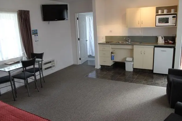 RIVERVIEW MOTEL