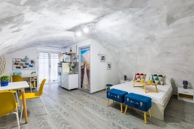 Riviera di Chiaia Studio Apartment by Wonderful Italy