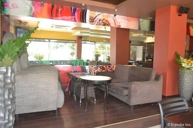Roadhaus Hotel - The Manny Pacquiao Hotel - Yerinde Yemek