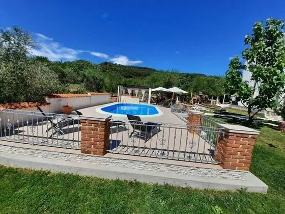 Robi- Swimming Pool and Beautiful Garden - A1-žuti