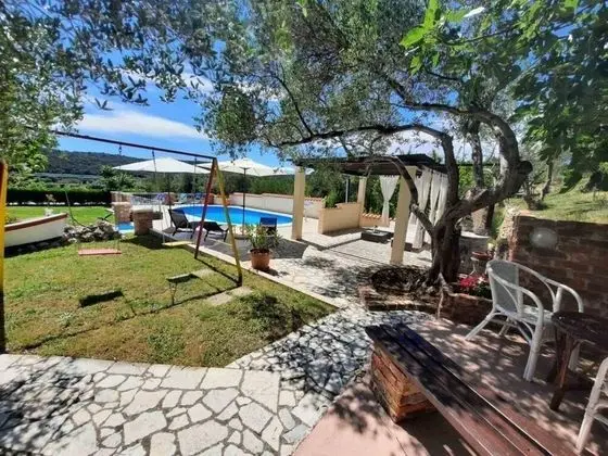 Robi- Swimming Pool and Beautiful Garden - A1-žuti