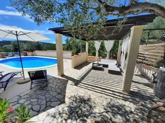 Robi- Swimming Pool and Beautiful Garden - A2-crveni
