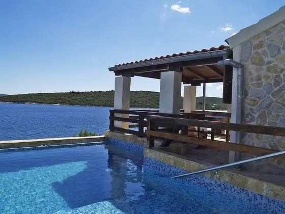Robinson House Blue Stone With Swimming Pool