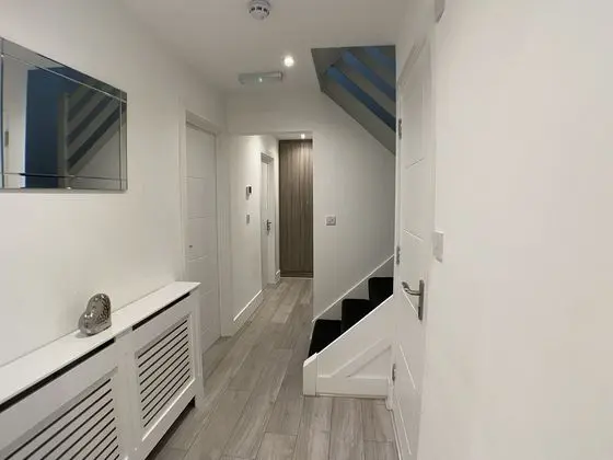 Rochfords Serviced House with 5 Bedrooms - İç Mekan