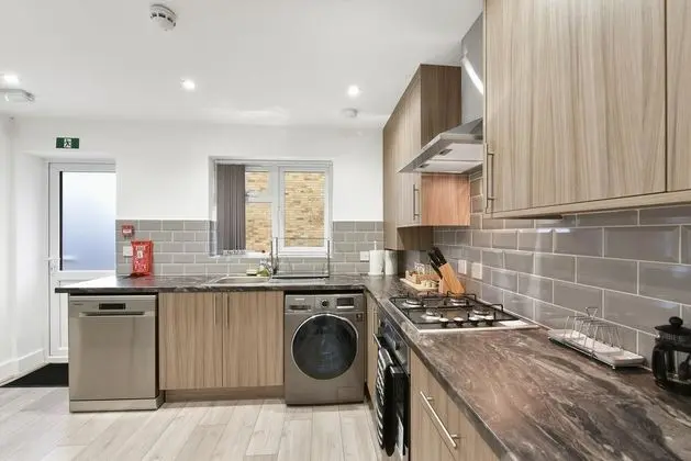 Rochfords Serviced House with 5 Bedrooms - Mutfak