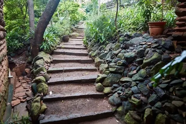 Villa Rock Stop Falls  B & B