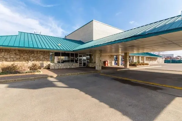 Rodeway Inn Arlington - Dış Mekan