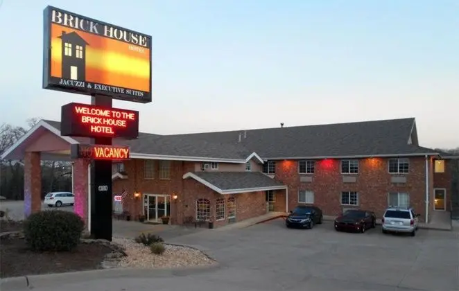 Rodeway Inn Branson, Brick House