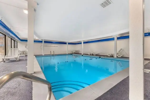 Rodeway Inn Lyons - La Grange - Havuz