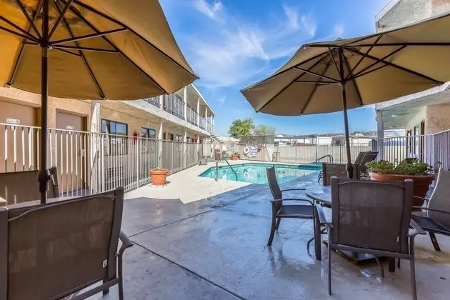 Rodeway Inn Magic Mountain Area - Havuz