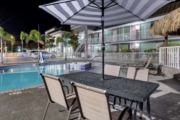 Rodeway Inn New Port Richey - Havuz