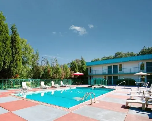 Rodeway Inn & Suites Carrollton - Havuz