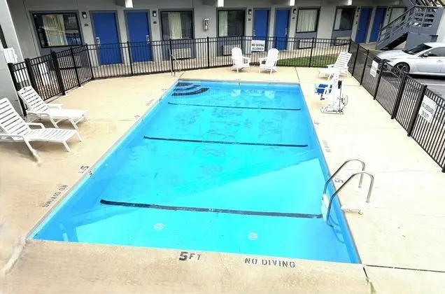 Rodeway Inn & Suites Hoisington - Havuz