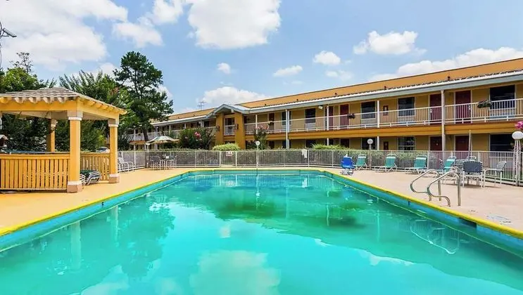 Rodeway Inn & Suites - Havuz