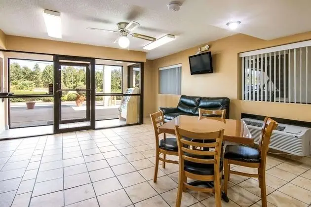 Rodeway Inn & Suites - Lobi