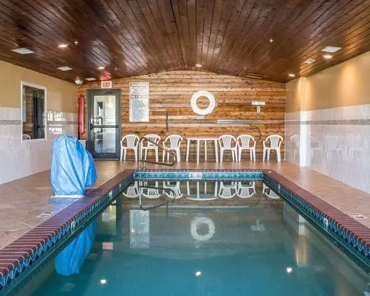 Rodeway Inn & Suites near Okoboji Lake - Havuz