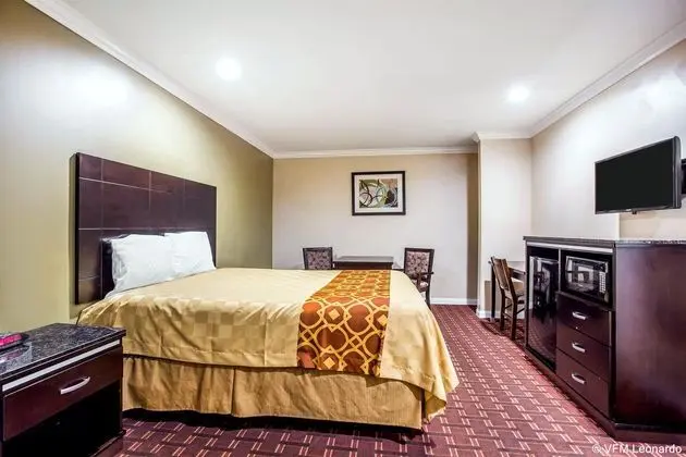 Rodeway Inn & Suites Norwalk