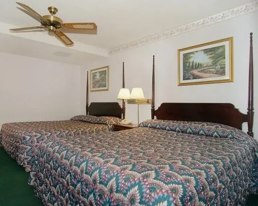 Rodeway Inn & Suites Suburbs