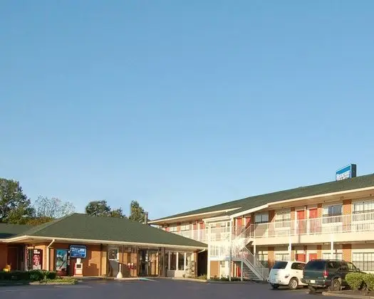 Rodeway Inn & Suites Suburbs