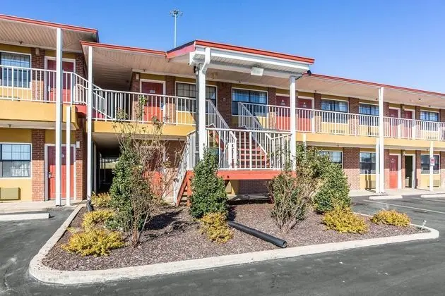 Rodeway Inn & Suites Suburbs - Dış Mekan