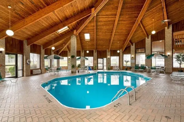 Rodeway Inn Wooster Area - Havuz