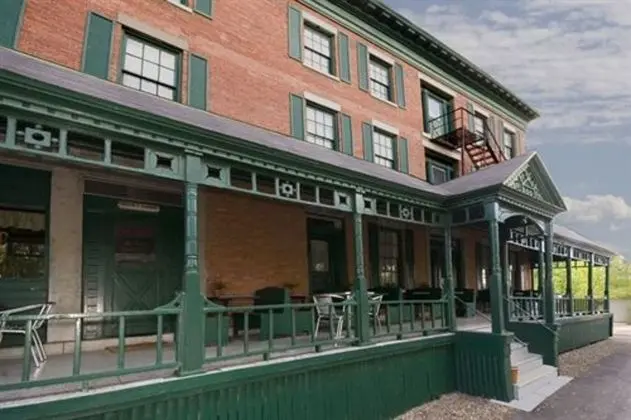 Rogues' Harbor Inn