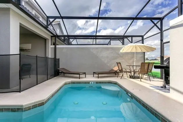 Romeo Circle Villa Story Lake 2