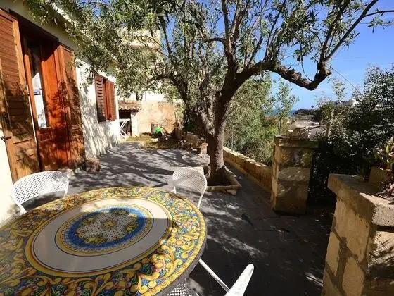 Roofed Holiday Home in Sicily With Private Terrace - Dış Mekan