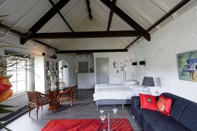Room to Rent With own Entrance, Living Room and Bathroom - Oda