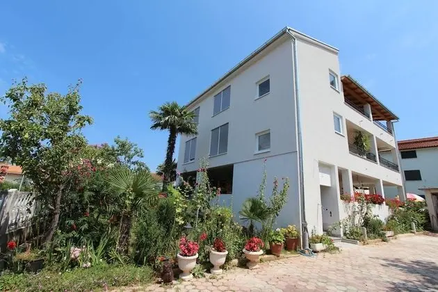 Rooms and apartments Sally