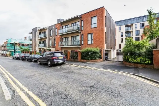 Roomspace Apartments -Westnye House